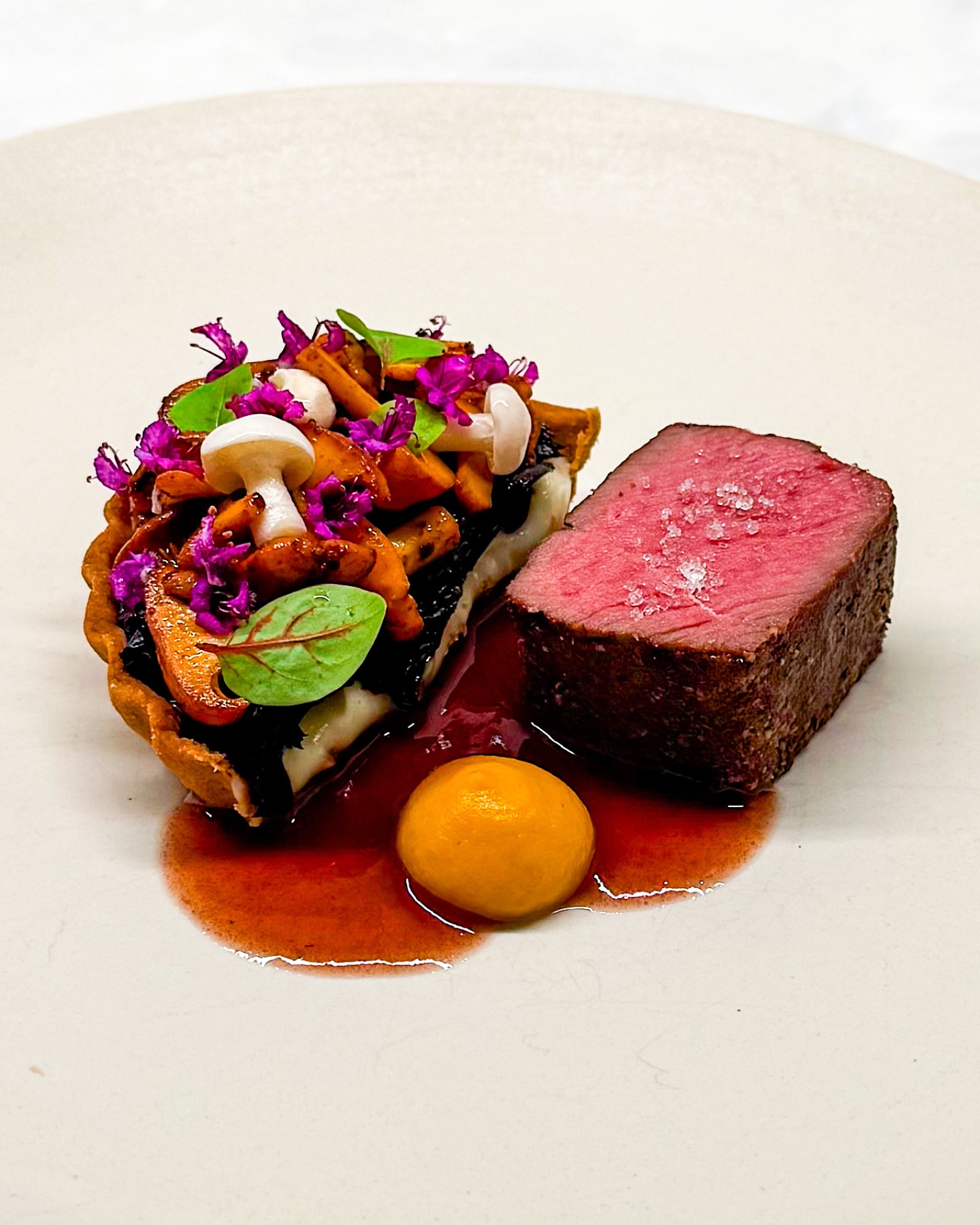 🦌🥩 Hertenrugfilet • Paddenstoelen tartelette
🇬🇧🥩 Venison • Mushroom tartlet • Parsnip

Het is een tijdje terug dat ik een lekker stukje hert op mijn bord had. Nu was ik pas in de buurt bij @de_zeeuwse_boer en wetend hoe lekker zijn hertenvlees is kon ik niet anders dan even langsrijden… 🦌 

En lekker was het! Ik combineerde het met een tartelette, gevuld met crème van pastinaak, gebakken trompettes de la mort en cantharellen 🍄‍🟫 

Hierop zie je zoetzure beukenzwam, paarse basilicumbloemen en een paar blaadjes rode zuring. Ernaast staat een mooie dot pompoencrème met vadouvan en ik maakte het af met een heerlijke portsaus 🍷 

✌️