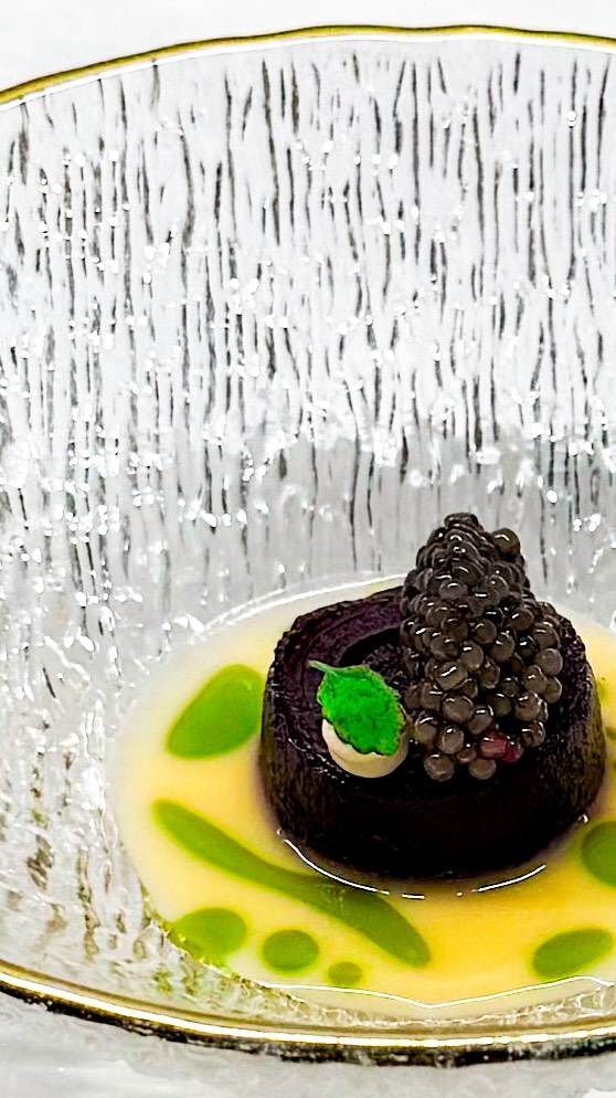 🍋‍🟩🍭 Rode biet • Citrus • Osietra kaviaar
🇬🇧🍋‍🟩 Beetroot • Citrus • Osietra caviar 

Iedereen kent inmiddels wel de signature dish van Rijks: millefeuille van rode biet. Daarvan heb ik ook enorm kunnen genieten; wat een tof en minimalistisch gerecht!

Ik zou mezelf niet zijn als ik er geen eigen variant op zou maken. En ik zit niet ver van het origineel af…

Ik koos voor vijgenbladolie i.p.v. peterselie en voegde Osietra kaviaar toe; dat matcht echt goed met de aardse tonen van rode biet. Verder zie je een dotje droproom, ook weer heel mooi in lijn met de biet.

✌️