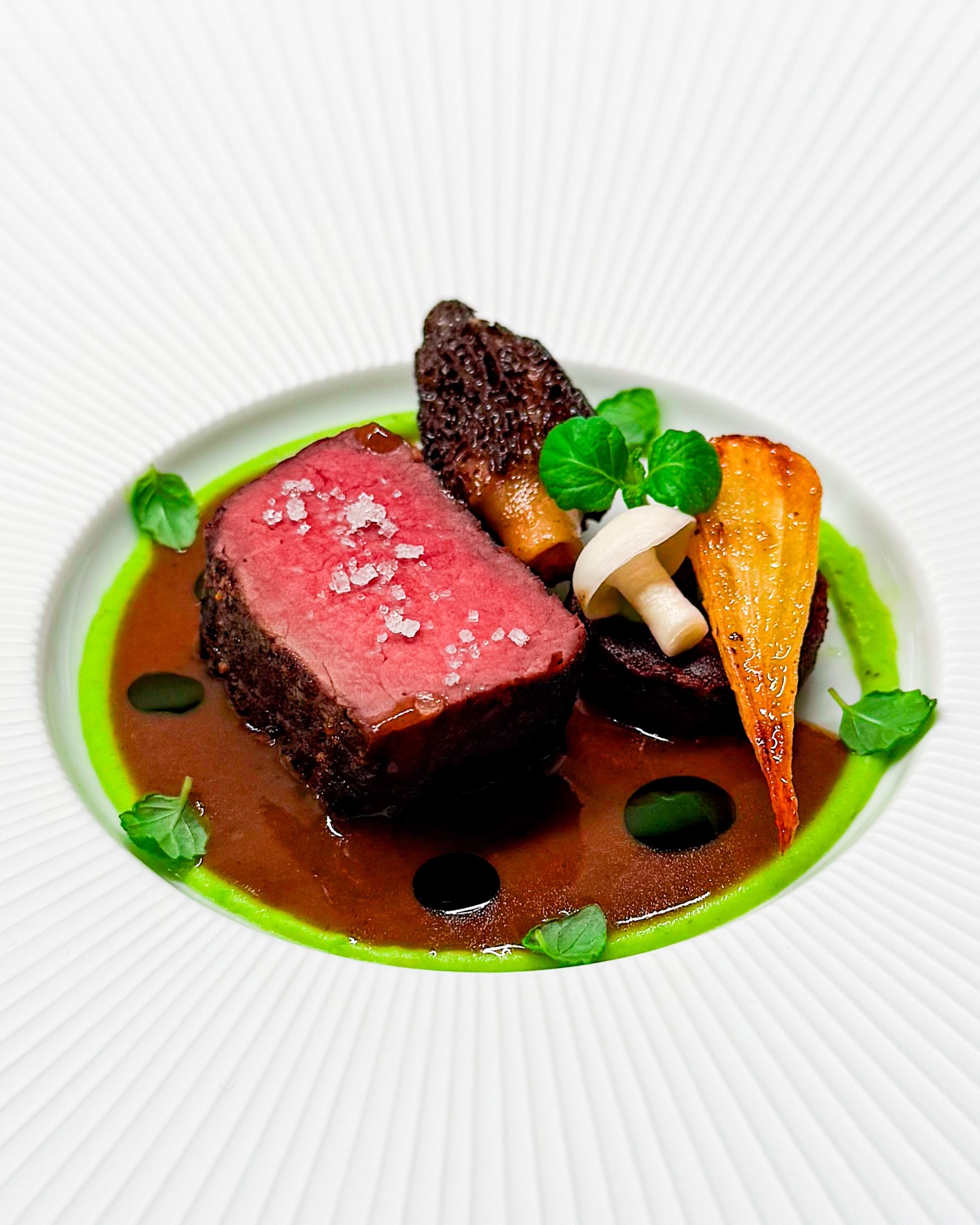 🥩🍄‍🟫 Hertenbiefstuk • Morille • Zuurvlees
🇬🇧🥩 Venison • Morel • Dutch sour beef stew

Dit is toch weer een lekker gerechtje! Heel smaakvol en wat mij betreft ziet het er ook zo uit. Te beginnen met een prachtig stukje hertenbiefstuk met erop wat maldonzout 🥩 

Ernaast ligt gebakken paarse aardappel met hierop gebakken gele wortel, een met foie gras gevulde morille en een lekker fris, zoetzuur beukenzwammetje 🍄‍🟫 

Rondom een cirkel van doperwtencrème met wat blaadjes shiso cress. Ik maakte van een restje Limburgs zuurvlees een lekkere saus. Een beetje kruidenolie maakte het compleet 🌿 

✌️