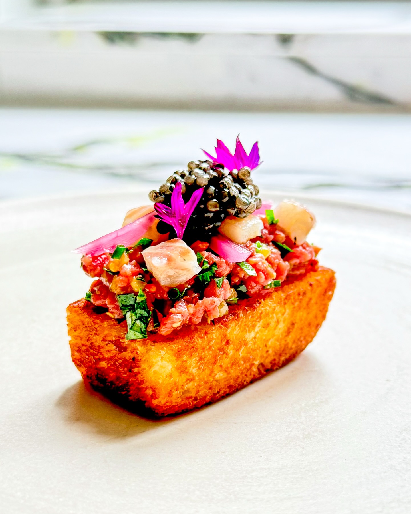🍞🥩 Brioche • Steak tartaar • Gerookte paling
🇬🇧🍞 Brioche • Steak tartare • Smoked eel

Dit is echt een heel toffe amuse! Makkelijk te maken, het ziet er leuk uit als je het serveert en is ook nog eens superlekker! 

Geroosterde brioche met hierop steak tartaar (met een lekker pitje). Hierop blokjes gerookte paling, zoetzure rode ui en lekker wat kaviaar. Does it get any better?

✌️ 

#steaktartare #brioche #amuse #finediningathome