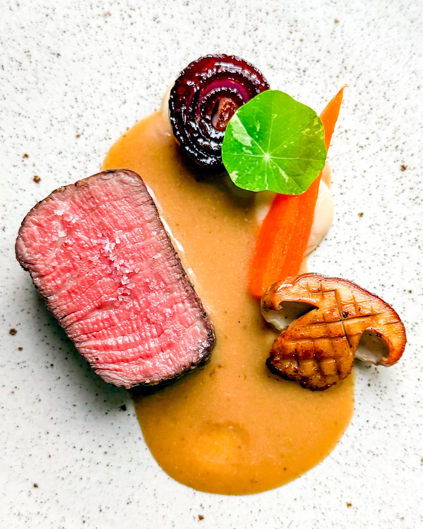 🥩🧅 Ossenhaas • Aardpeer • Knoflook
🇬🇧🥩 Beef tenderloin • Sunchoke • Garlic

Dit was een mooi smaakbommetje! Een lekker stukje ossenhaas met ernaast aardpeer-misocrème, gekaramelliseerde rode ui, wortel en gebakken eekhoorntjesbrood (of cepes, of porcini; wat je wilt) 🍄‍🟫 

De saus is op basis van gepofte knoflook en groene peper; enorm smaakvol. Een mooi blaadje Oost-Indische kers brengt wat kleur en maakte het gerechtje compleet 🌿 

✌️ 

#steak #meat #tenderloin #mediumrare #sousvide