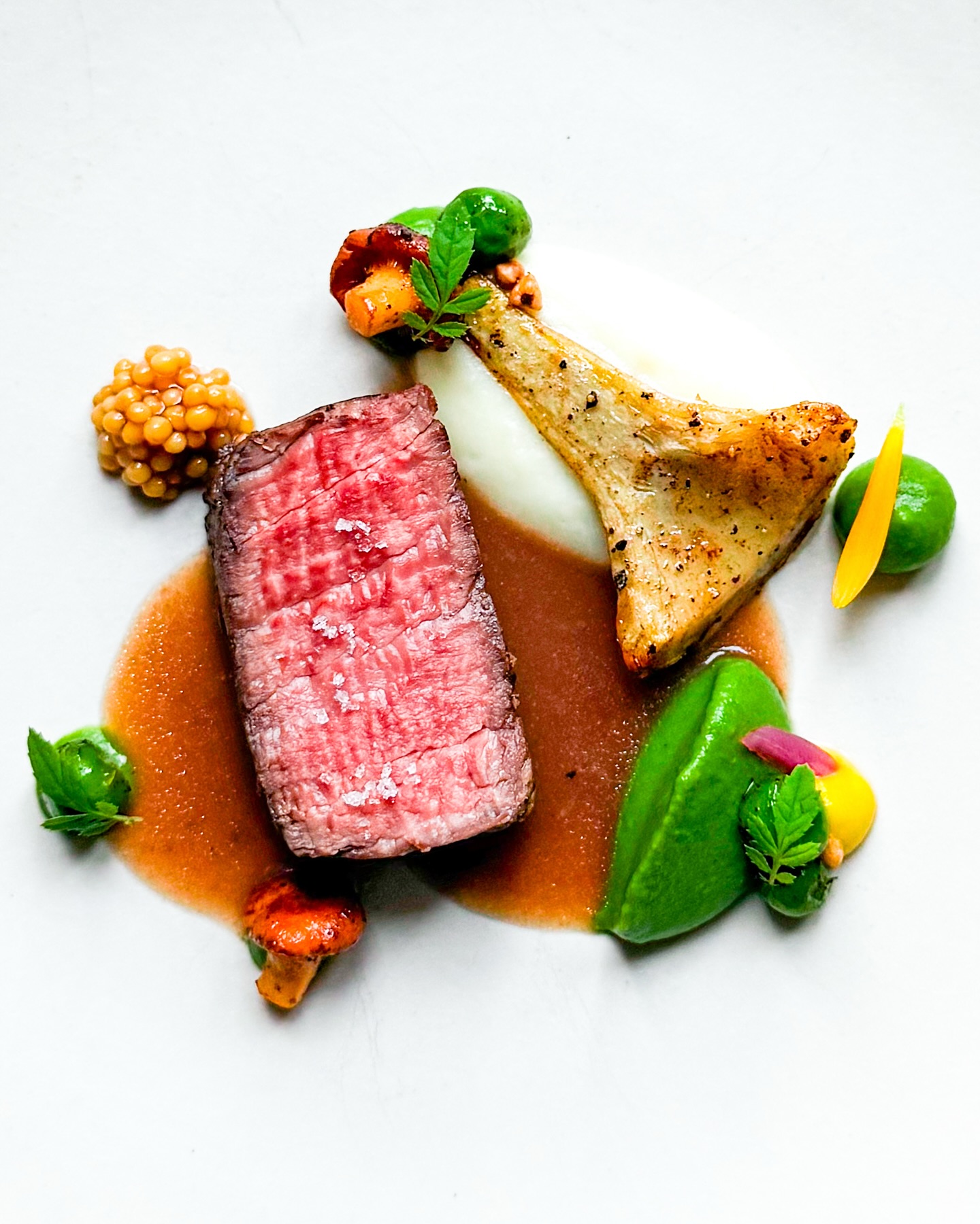 🥩🧀 Ossenhaas • Artisjok • Gruyère
🇬🇧🥩 Beef tenderloin • Artichoke • Gruyère

Ik hou van dit soort gerechtjes: clean maar vol smaak en mooie componenten. Om te beginnen een prachtig stukje ossenhaas, sous vide gegaard op 56°C en daarna lekker gebakken 🥩 

📝 Hiernaast gebakken artisjok op aardappelpuree met Gruyère. Verder zie je doperwten(crème), ingemaakt mosterdzaad, gebakken cantharellen, krokante boekweit, een dotje piccalilly en een reepje zoetzure rode ui 🧅 

Om het af te maken koos ik voor een heerlijke sjalotsaus, een blaadje goudsbloem en wat mooie blaadjes cress 🌿 

#steak #tenderloin #mediumrare #finediningathome