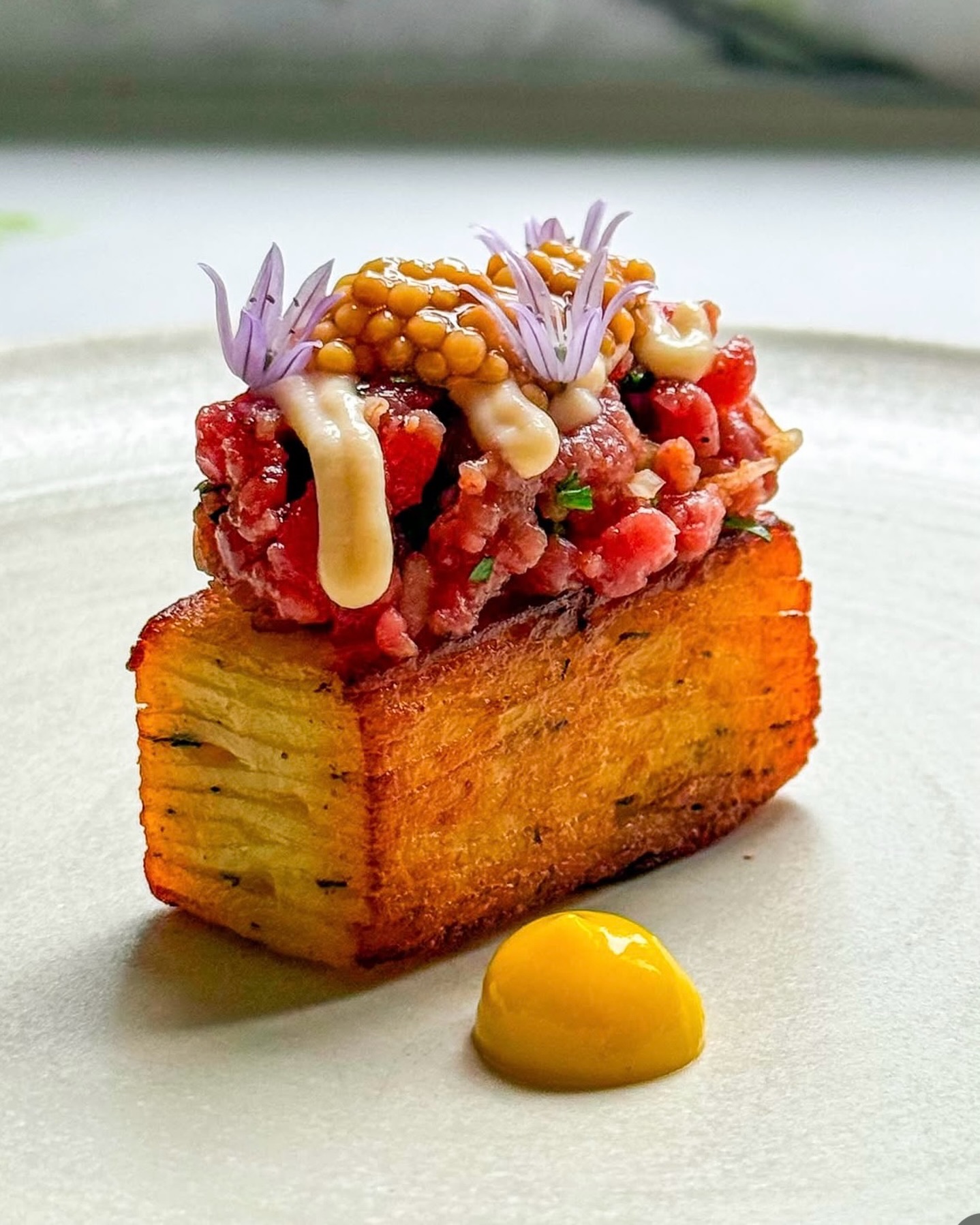 🔝🥔 Best of 2025 • Nr. 3 • Aardappel millefeuille
🇬🇧🔝 Best of 2025 • No.3 • Potato pave

De kerstdagen zitten er alweer op. Ik hoop dat je ervan genoten hebt! Supertof dat op zoveel tafels een Harold Kookt-gerecht heeft gestaan, gezien de bezoekersaantallen op mijn site 📌 

We gaan door met de top 5 van 2025! De nummer 3 is echt een tof gerechtje. Al die laagjes aardappel met een krokant korstje; heerlijk! Het kost wat tijd maar dan heb je ook wat. Daarop steak tartaar, veel beter wordt het niet… 🥩 

✌️