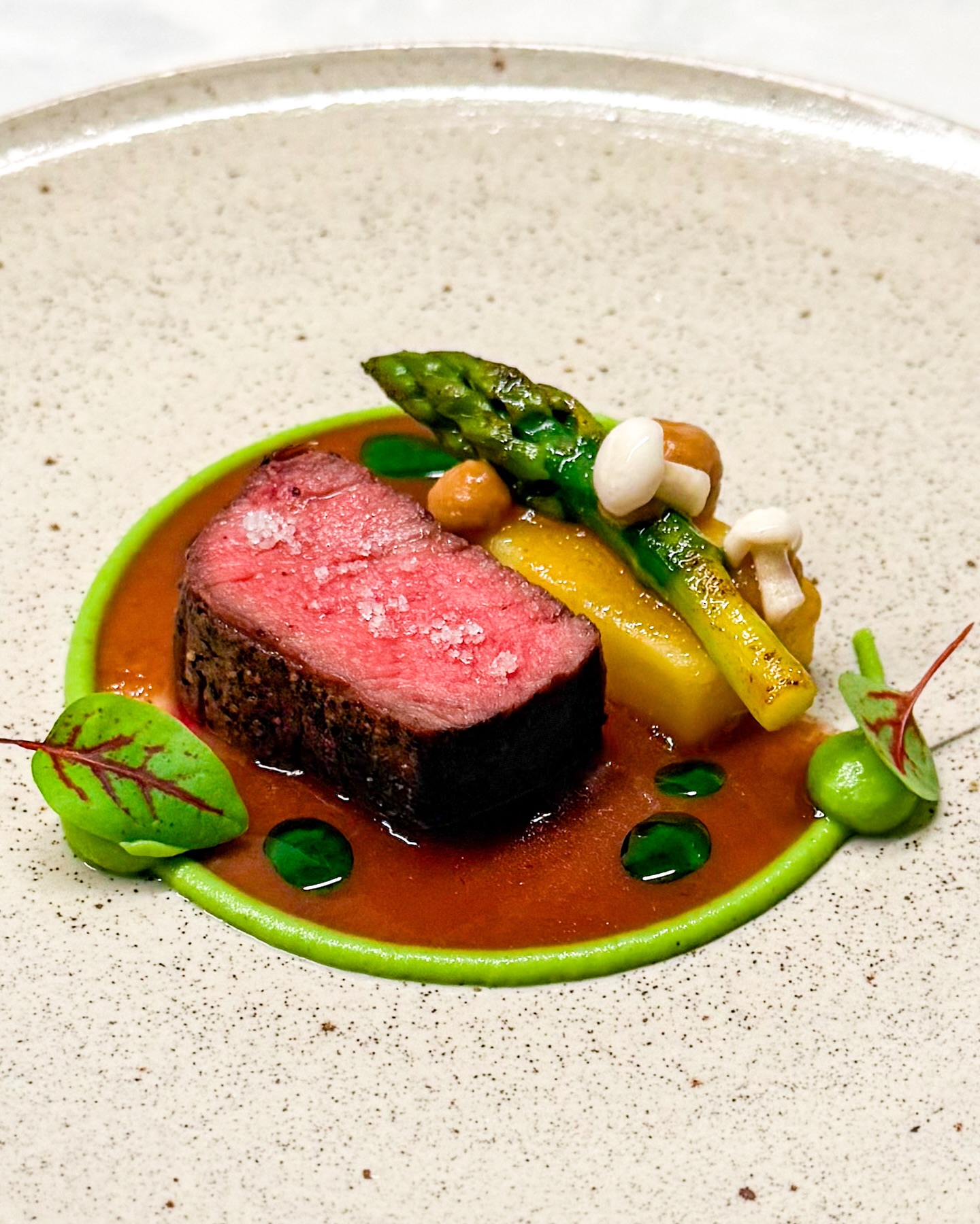 🏆🥩 Best of 2025 • Nr. 1 • Ossenhaas
🇬🇧🏆 Best of 2025 • No.1 • Beef tenderloin

We hebben een winnaar! Met bijna 1 miljoen views is dit de meestgetoonde post van 2025. En dat vind ik extra leuk omdat het een van mijn meest herkenbare gerechten is 👨🏼‍🍳 

Bedankt voor alle support, reacties en likes het afgelopen jaar. Ik vind het te gek en een eer dat er weer zoveel recepten zijn gevolgd! 🙏

Veel plezier vandaag, vanavond en vannacht. Alvast een proost op het nieuwe jaar 🍾 

🥂