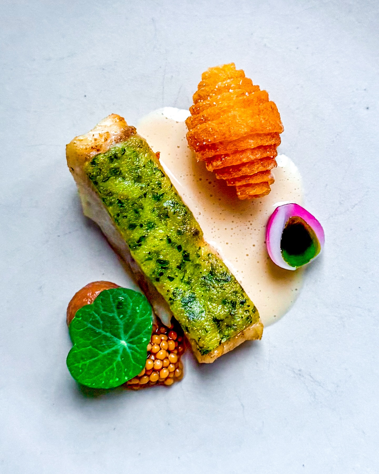 🥐🍾 Tarbot • Aardappelcroissant • Prosecco
🇬🇧🥐 Turbot • Potato croissant • Prosecco 

Dit is weer een heel fijn gerechtje! Ik hou het dit keer bij een korte opsomming van de verschillende componenten 🧑🏼‍🍳 

Tarbot met kruidenkorst • Aardappelcroissant • Sjalotcrème • Ingemaakt mosterdzaad • Zoetzure rode ui • Oost-Indische kers • Daslookolie • Prosecco beurre blanc 🍾 

✌️ 

#homecook #croissant #turbot #prosecco