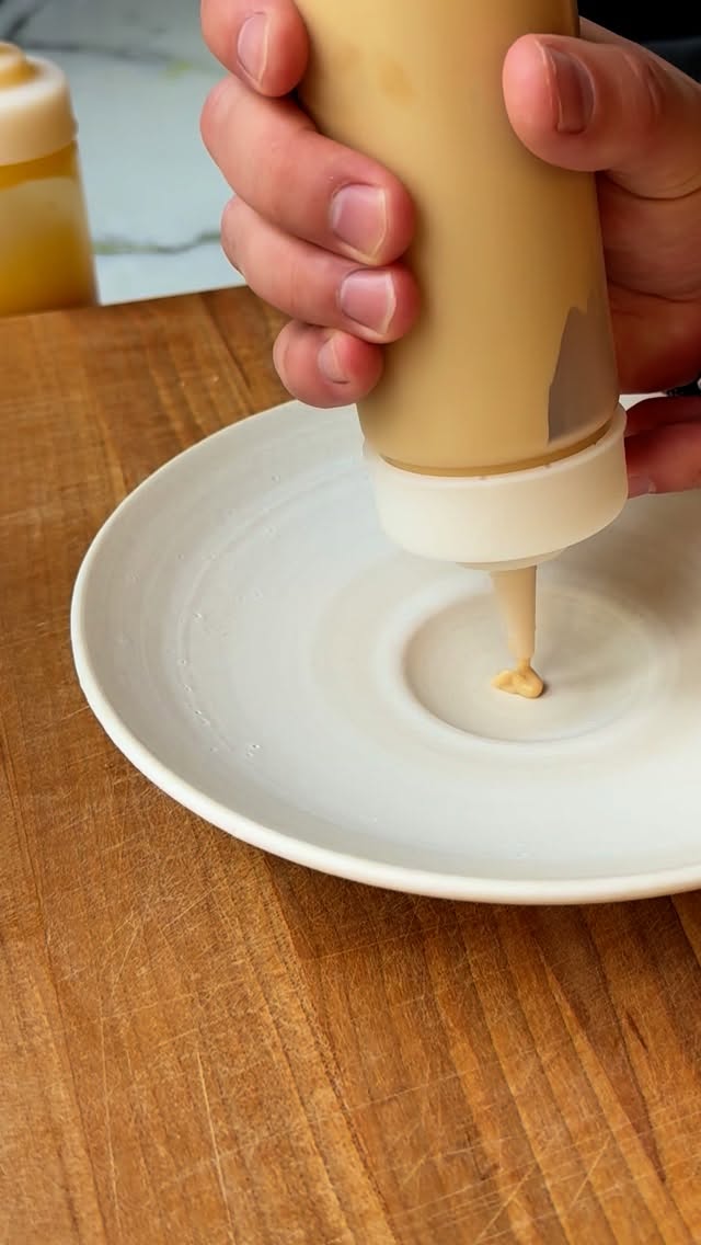 💡 Wist je dat je coquilles perfect krijgt door ze aan één kant te bakken? ⬇️ 

🐚🍋‍🟩 Coquille • Yuzu • Soja • Miso
🇬🇧🐚 Scallop • Yuzu • Soy • Miso

Dit lijkt een eenvoudig gerechtje maar the devil is in de details. Juist als je weinig componenten gebruikt moet alles perfect zijn; je kunt het niet verbloemen.

De coquille is daar een mooi voorbeeld van; de garing doet veel met de structuur. Te gaar en je hebt een stuk rubber te pakken, dat wil je natuurlijk niet. Ik sneed de coquille aan één kant kruislings in en bakte hem op die ene kant tot mooi bruin en een beetje gekaramelliseerd 🐚 

Hij ligt op crème van aardpeer met miso. De gele dotjes zijn yuzugel en verder zie je goudsbloem en basilicumbloemen. Ik maakte het gerechtje af met een heerlijke beurre blanc met sojasaus en dashi 🧈 

#finediningathome #scallops #soy #umami #yuzu #miso #dashi 

Het recept van de yuzugel vond ik trouwens bij @chef.onamission; toprecept! 🙌🏻