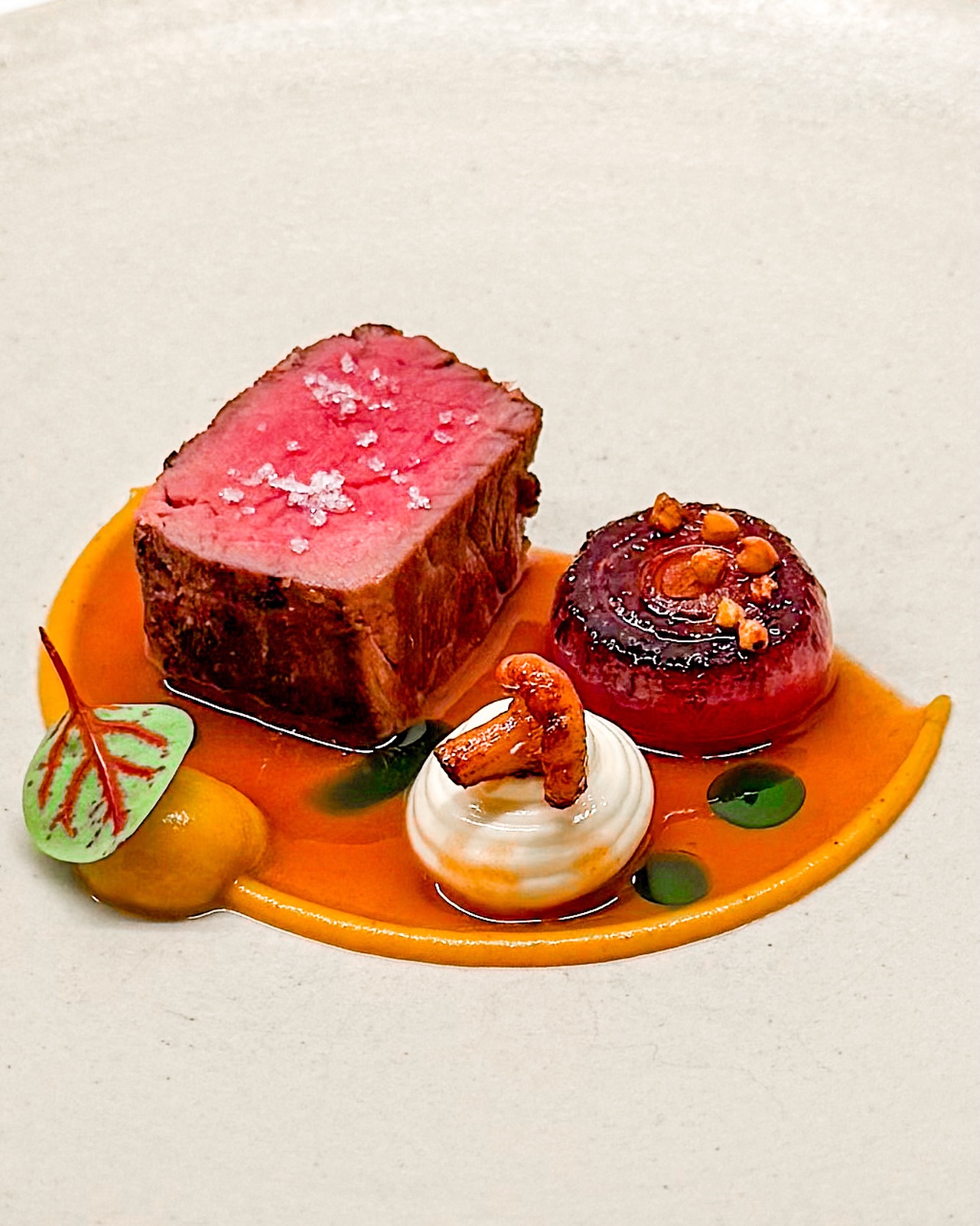 🥩🎃 Ossenhaas • Pompoen • Reypenaer kaas
🇬🇧🥩 Beef tenderloin • Pumpkin • Reypenaer cheese

Gewoon weer een heel lekker gerecht… Een heerlijk mals stukje ossenhaas met ernaast gekaramelliseerde rode ui en een superlekkere crème van Reypenaer kaas 🧀 

De cirkel rondom is van pompoen met vadouvan; dat brengt een fijne kruidigheid. Verder zie je een gebakken cantharel en wat krokante boekweit. Ik maakte het af met portsaus, daslookolie en een blaadje rode zuring 🌿 

✌️