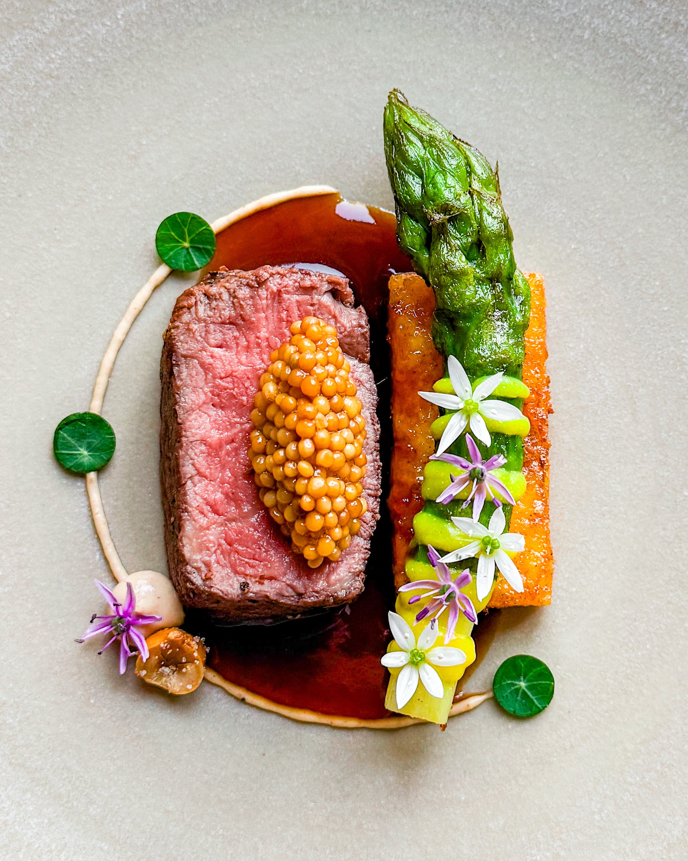 🥩🌽 Ossenhaas • Polenta • Bloemkool
🇬🇧🥩 Beef tenderloin • Polenta • Cauliflower

Ik had trek in een mooi stukje ossenhaas en toevallig heel mooie groene asperges gescoord. Hiermee kon ik terugvallen op een van mijn ‘klassieke’ combinaties 🥩 

Op het vlees ligt wat ingemaakt mosterdzaad en ernaast gebakken polenta met een groene asperge, piccalilly en bloemen 🌿 

De cirkel rondom is van geroosterde bloemkool met erbij geroosterde hazelnoot en uitgestoken blaadjes Oost-Indische kers. Een heerlijk volle runderjus maakte dit gerechtje helemaal af 🔝 

✌️