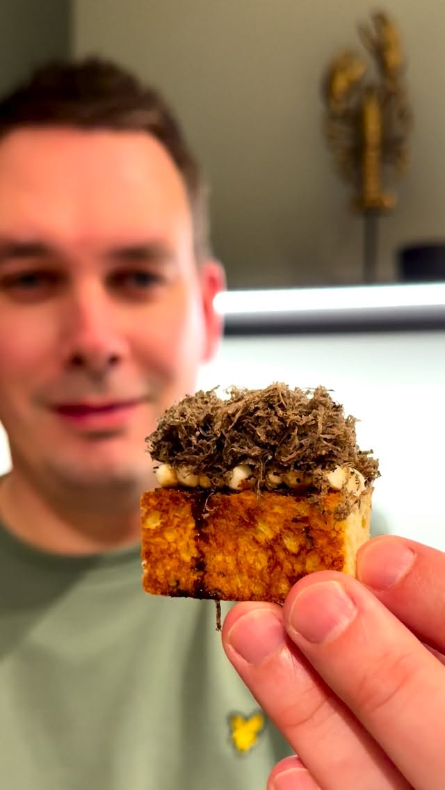 👉🏻 Het lijkt simpel, tot je een hap neemt… Dan komen smaken vrij die direct een glimlach op je gezicht toveren.

🏆 Geïnspireerd door mijn bezoek aan Frantzén in Stockholm, waar de iconische ‘French Toast’ op het menu stond. Mijn versie? Geroosterde brioche gevuld met crème van Roscoff-uien, Parmigiano Reggiano, een beetje balsamico en lekker wat wintertruffel. Pure verwennerij!

📌 Wil jij dit ook maken? Het volledige recept vind je op haroldkookt.nl. Tag iemand die dit met jou moet proeven!

✌️ 

#FineDining #FoodieGram #ChefLife