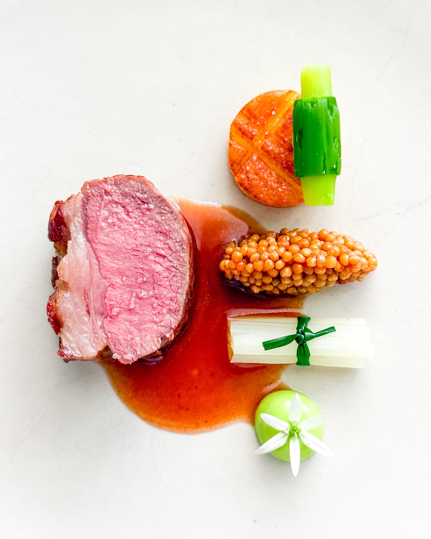 🥩🌿 Lamsfilet • Asperge • Madeira
🇬🇧🥩 Fillet of lamb • Asparagus • Madeira

Lamsvlees is een gevalletje love it or hate it. Ik vind het heerlijk dus werk er graag mee. Al helemaal op zo’n mooie lentedag als vandaag ☀️ 

Je ziet een mooi stukje lamsfilet met de vetkap er nog op (ingesneden en uitgebakken). Ernaast gebakken aardappel met hierop groene asperge. Vervolgens ingemaakt mosterdzaad, een pakketje van witte asperge en bieslookmayonaise met erop een daslookbloem 🌿 

De saus maakte ik op basis van madeira, kalfsfond en een scheutje balsamico; een prachtige match bij het vlees 🔝 

✌️