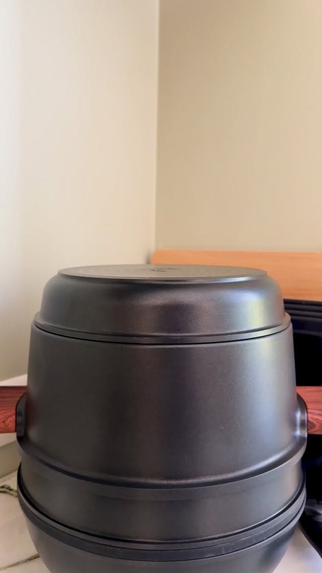 🥘💋 Date night x CookingTotem®

🐚🍄‍🟫 Coquille • Aardpeer • Cantharellen
🇬🇧🐚 Scallop • Sunchoke • Chanterelles

Hoezo heb je een heel arsenaal aan pannen nodig om lekker en een beetje verfijnd te koken?! Met de CookingTotem® heb je genoeg in huis om dit prachtige date night gerecht te maken. En die totem past makkelijk in een pannenla of zelfs op je aanrecht 🥘

Met dit gerecht heb je sowieso een fantastische start van jouw date night! Je vind het recept van dit heerlijke gerecht op www.haroldkookt.nl 📌 

#datenight #cookingtotem #finediningathome #scallops @collabs.cookingtotem