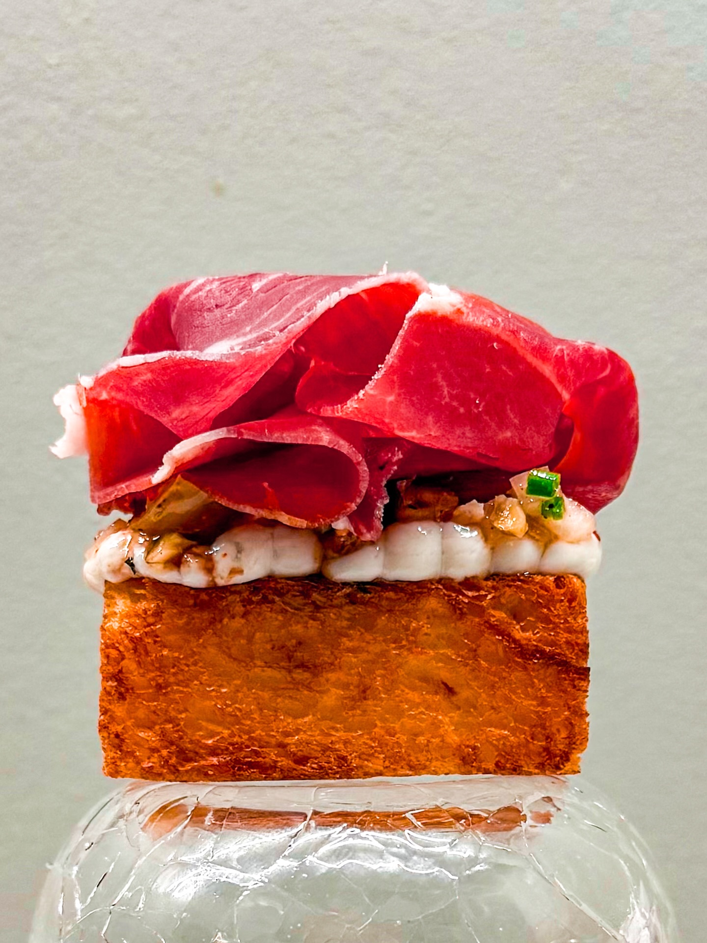 🍞🍖 Brioche • Roquefort • Iberico

Een ‘two bite amuse’ vind ik de laatste tijd erg leuk om te maken. Toast van brioche is dan een lekkere basis, je kunt er alle kanten mee op 🍞 

Ik koos nu voor crème van Roquefort. Vervolgens een paar druppels balsamico en een ‘salade’ van witlof met walnoot, piment d’espelette en bieslook 🌿 

Hierop legde ik partjes geroosterde witte druif en vervolgens lekker wat Iberico ham, daarmee komt alles mooi samen 🍖 

Eigenlijk is het een ‘two bite borrelplank’; dat klinkt best leuk toch?!

✌️

#toast #ham #cheese #amuse #bite