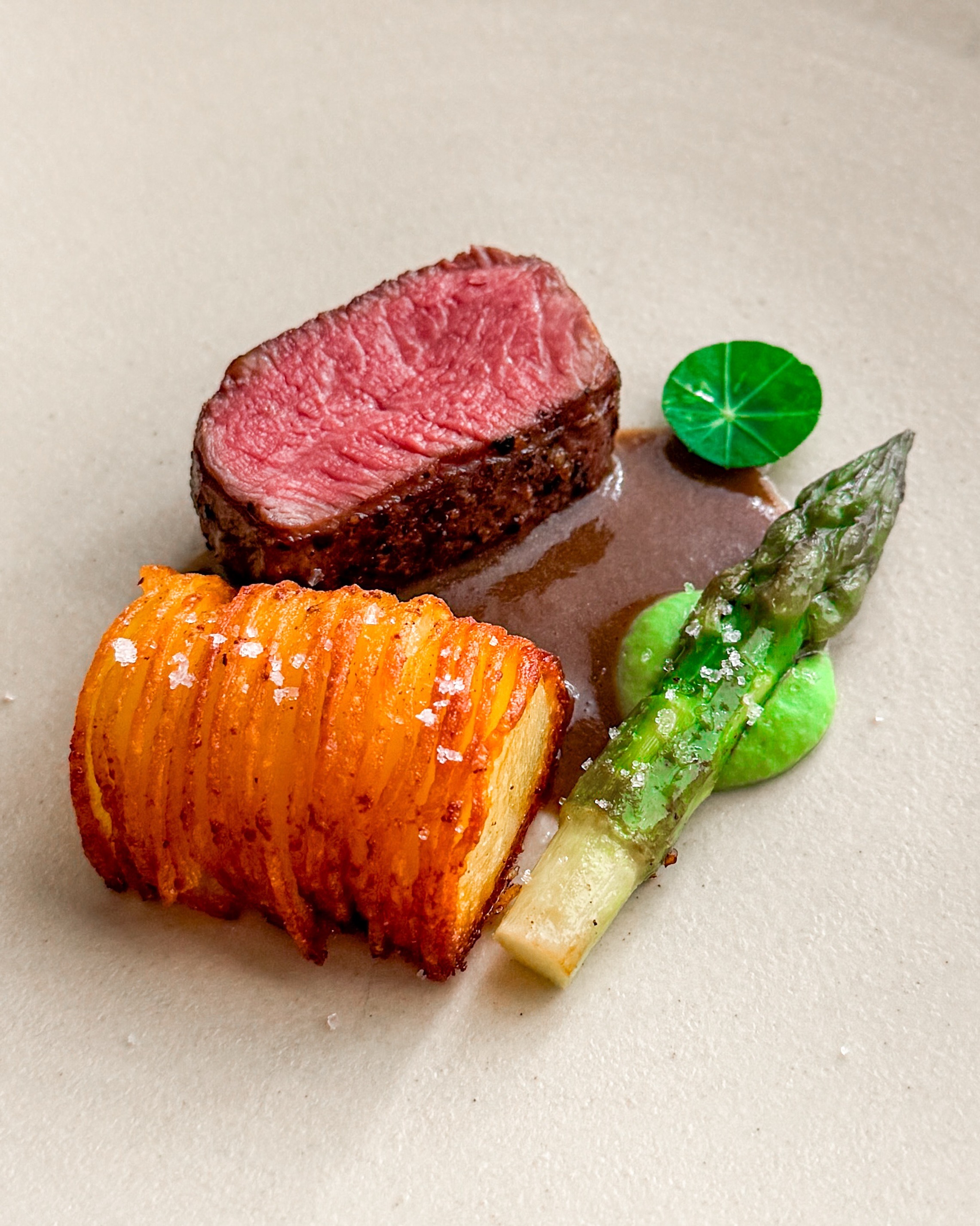🥩🥔 Ossenhaas • Pommes Paolo • Doperwt🇬🇧🥩 Beef tenderloin • Pommes Paolo • PeaPommes Paolo is een van mijn absoluut favoriete bereidingen van aardappel. Lekker krokant van buiten, zacht van binnen en dan ziet het er ook nog een fantastisch uit 🤩 Op dit bord combineer ik het met een mooi stukje ossenhaas, groene asperge en crème van doperwten. De saus maakte ik van een restje zuurvlees en een blaadje Oost-Indische kers maakt het helemaal af 🌿 ✌️