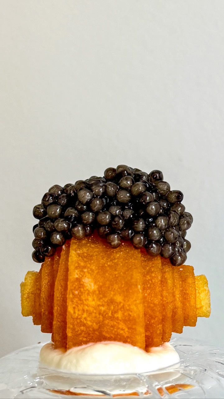 🥐 Aardappelcroissant • Crème fraîche • Osietra kaviaarEen ongelooflijk lekkere amuse! Krokant van buiten en lekker zacht van binnen. En de combinatie met crème fraîche en kaviaar is fantastisch. Perfect als je punten wilt scoren 🏆 Check het recept op haroldkookt.nl 📌 ✌️