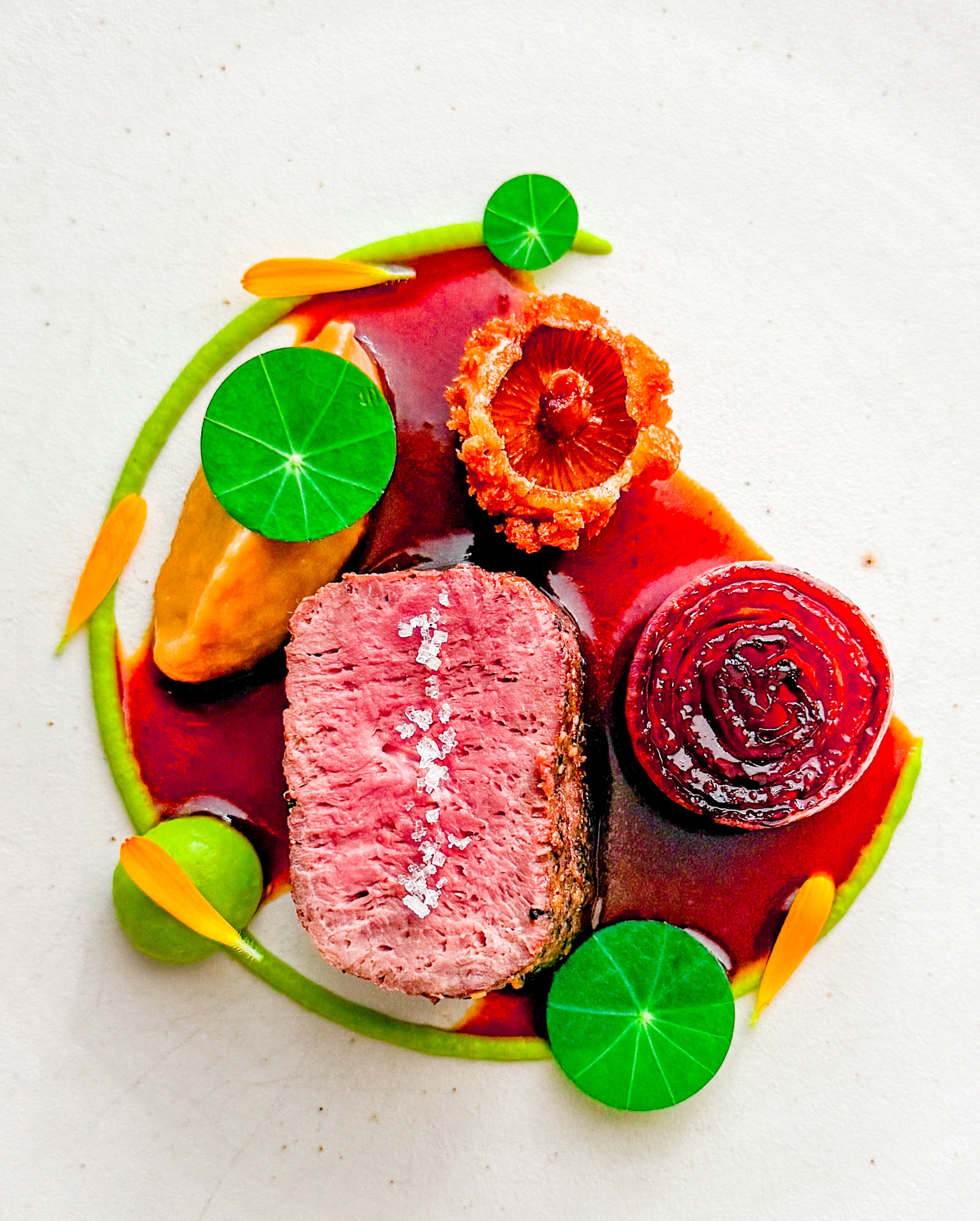 🥩🧅 Hertenbiefstuk • Sjalot • Doperwt🇬🇧🥩 Venison • Shallot • PeaEen mooi stukje vlees heeft niet veel meer nodig. Ik koos voor een combinatie met doperwtencrème, gekaramelliseerde sjalot en puree van sjalotjes; echt een favoriet 🧅 Verder zie je naast de hertenbiefstuk een gefrituurde en jus van afsnijdsels van de biefstuk. Met wat blaadjes goudsbloem en Oost-Indische kers maakte ik dit heerlijke gerechtje af 🌿 ✌️