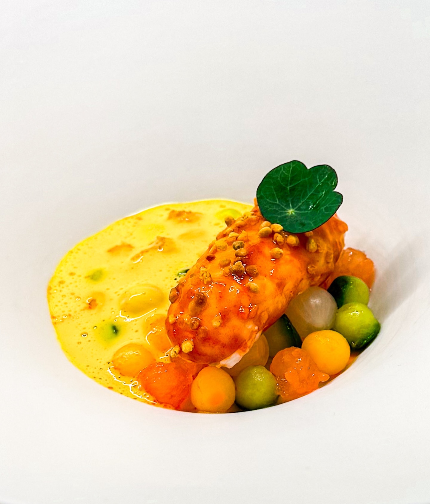 🦞🌿 Langoustine • Currysaus • Salade
🇬🇧🦞 Norway lobster • Curry sauce • Salad

Langoustines zijn heerlijk! Wat mij betreft een stuk lekkerder en delicater dan kreeft. Dus ja, als ik ze dan tegenkom kan ik weinig anders dan er een paar meenemen… 🦞 

Ik wilde een licht maar heel smaakvol gerecht maken, een ideaal voor- of tussengerecht. Ik ging voor een frisse ‘salade’ van komkommer (in sushi-azijn), zilverui, tomaat en mango (met wat chili-olie) 🥭 

De langoustine heb ik kort gebakken en gelakt met ingekookte bisque. Vervolgens strooide ik er wat bijenpollen over. De saus is op basis van curry madras, lekker kruidig dus 🌿 

Het recept vind je binnenkort op haroldkookt.nl, sla deze post op zodat je hem snel terug kunt vinden 📌 

✌️