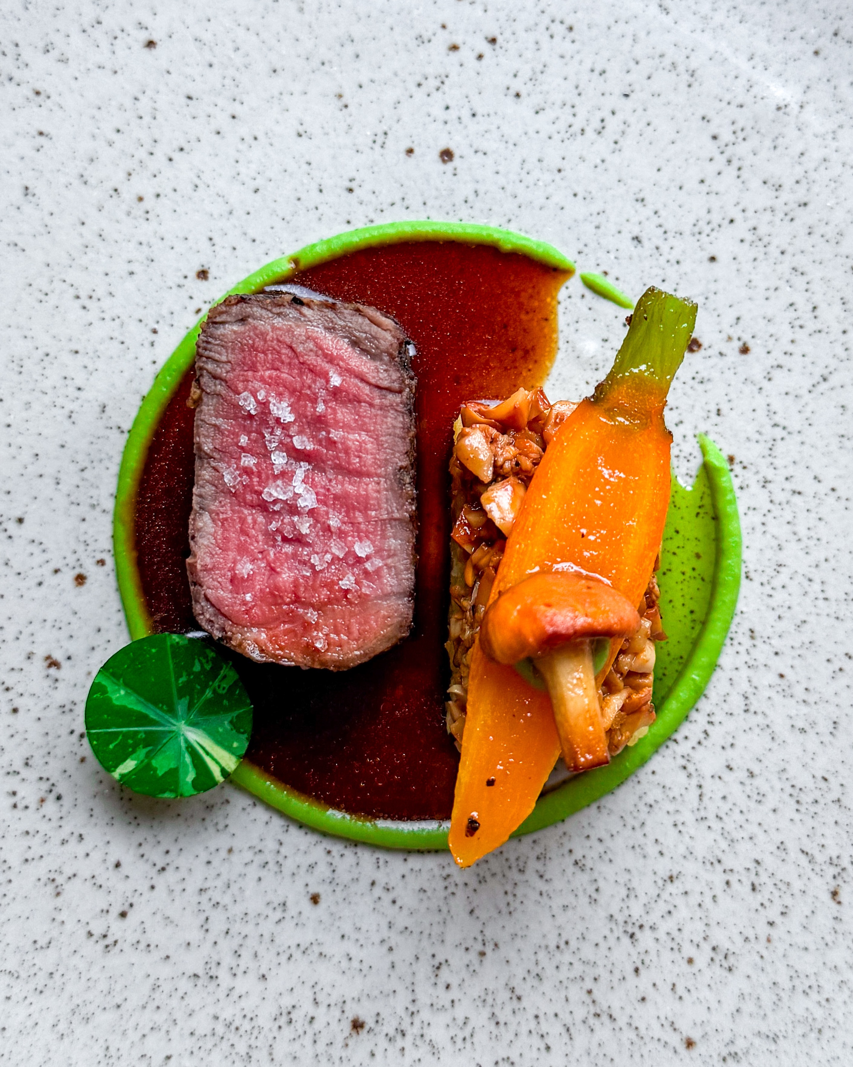 🥩🥕 Ossenhaas • Doperwt • Wortel
🇬🇧🥩 Beef tenderloin • Pea • Carrot

Ik vond het tijd voor een klassiek Harold Kookt bord. Zo kun je dit inmiddels wel noemen toch?

Een mooi stukje ossenhaas, hiernaast gebakken polenta met erop cantharellen en bospeen.
De cirkel rondom is van doperwten en de jus maakte ik van de restjes vlees 🥩 

Niet te ingewikkeld, wel superlekker! 

✌️