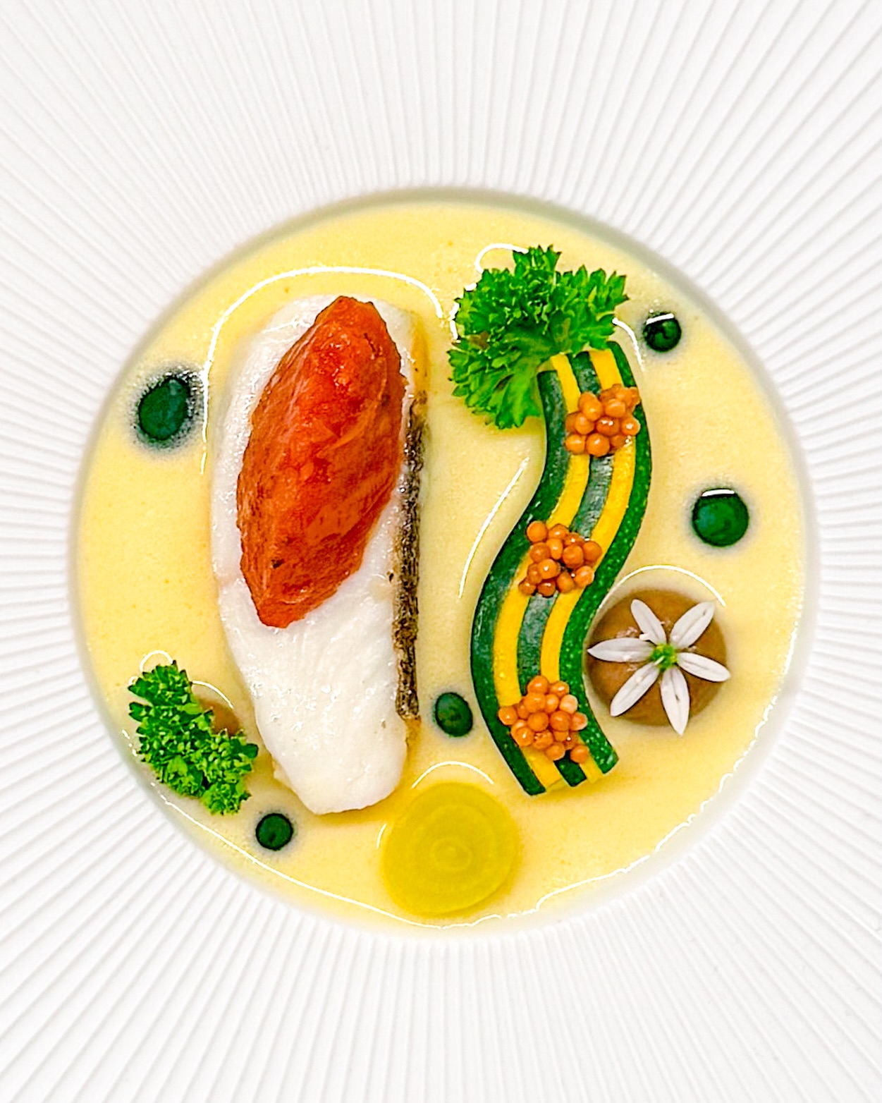 🐟🍅 Heilbot • ‘Ratatouille’ • Beurre blanc
🇬🇧🐟 Halibut • ‘Ratatouille’ • Butter sauce

Het idee was om de verschillende onderdelen van een klassieke ratatouille terug te laten komen. Uiteraard met een eigen twist. Ik combineerde het met een prachtig stukje heilbot 🐟 

Je ziet op de vis een compote van ui, tomaat en paprika. Ernaast reepjes groene en gele courgette met wat ingemaakt mosterdzaad. Vervolgens wat dotjes van auberginecrème met zwarte knoflook 🧄 

Ik maakte dit gerechtje af met een Amsterdams uitje, wat peterselie, een klassieke beurre blanc en wat druppels kruidenolie 🌿 

✌️