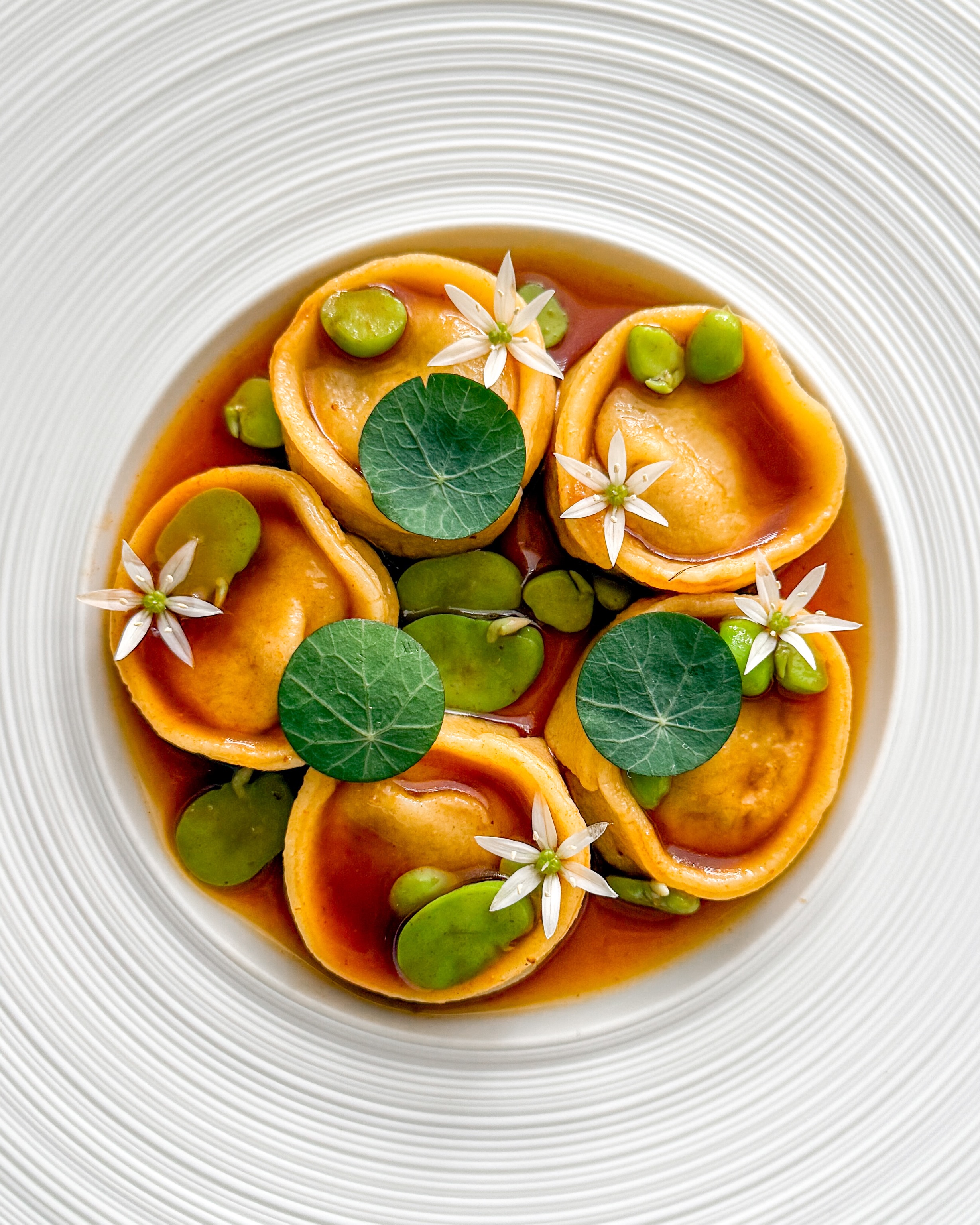 🇮🇹🍝 Cappelletti al ragu 🌿 Eén van mijn favoriete gerechten is pappardelle al ragú, pasta met stoofvlees (recept op haroldkookt.nl). Ik maak altijd wat extra om er later nog een leuk gerechtje mee te maken 😋 In dit geval maakte ik gevulde pasta - cappelletti - met het restje ragú. Hierbij zie je een lekkere runderjus, tuinbonen en doperwten. Ik maakte dit heerlijke gerechtje af met daslookbloemen en Oost-Indische kers 🌿 ✌️